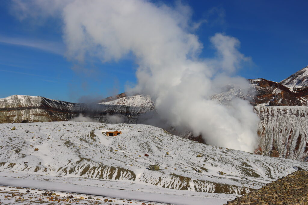 冬の阿蘇火山（熊本）