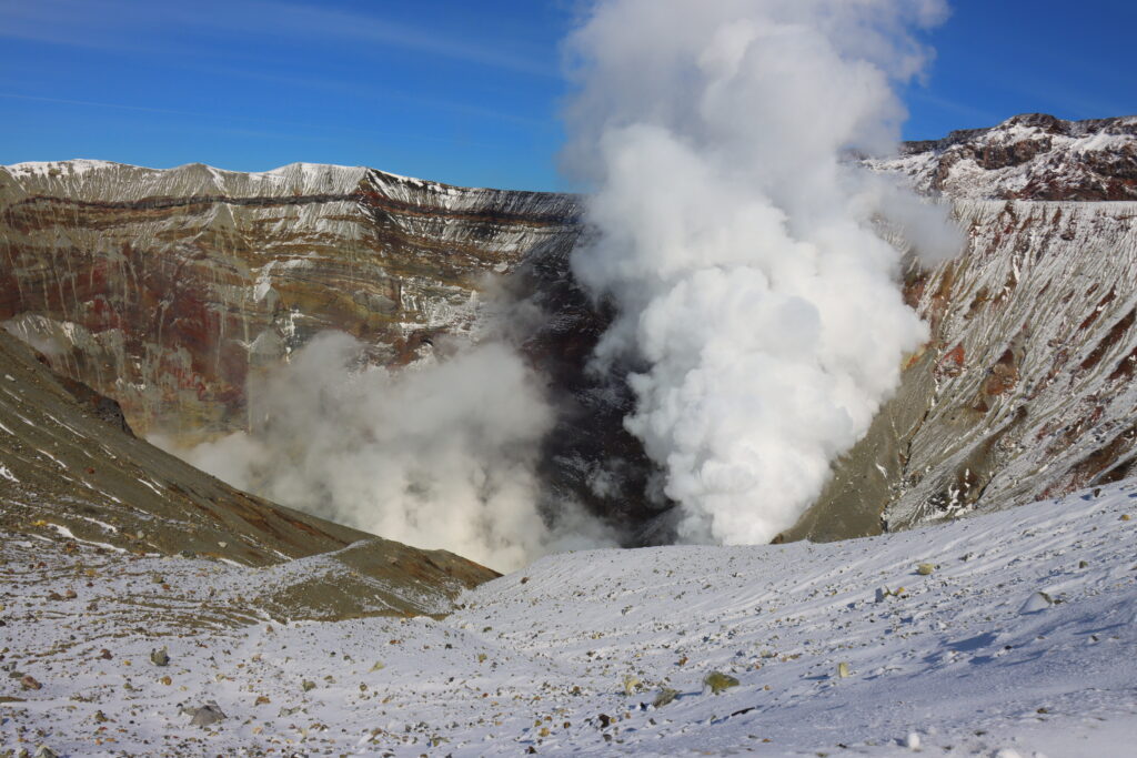 煙を吹く阿蘇の火口（熊本）